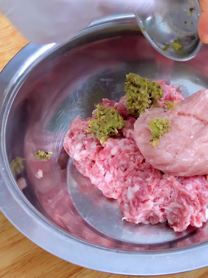 Combine 300 grams of minced pork with fat, 200 grams of pork balls, 1 tablespoon of three friends seasoning, 0.5 teaspoon of seasoning powder, 1 teaspoon of sugar, 0.5 tablespoon of light soy sauce, 1 tablespoon of oyster sauce, and 1 tablespoon of vegetable oil. Massage well.
