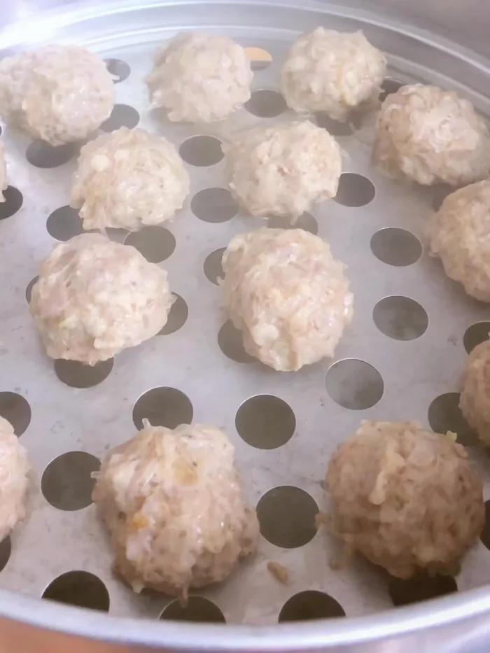 Mix 2 tablespoons of crispy flour with 3 tablespoons of water until dissolved.