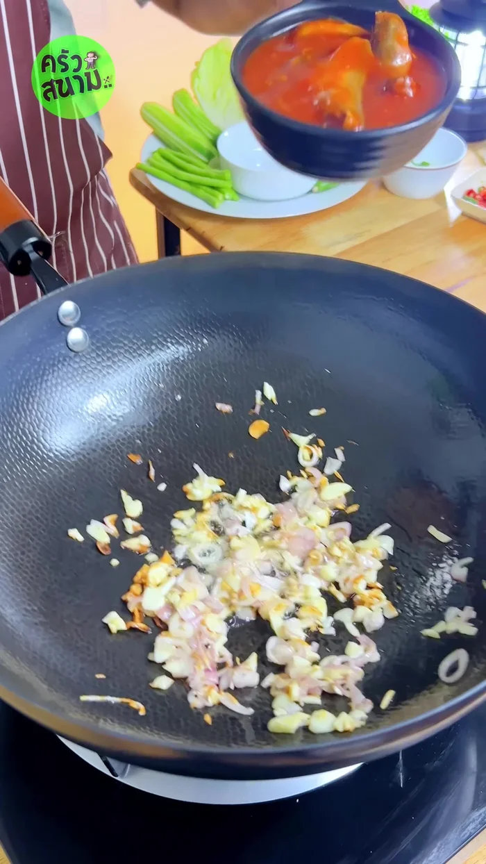Add 2 cans of canned fish (including water and fish).