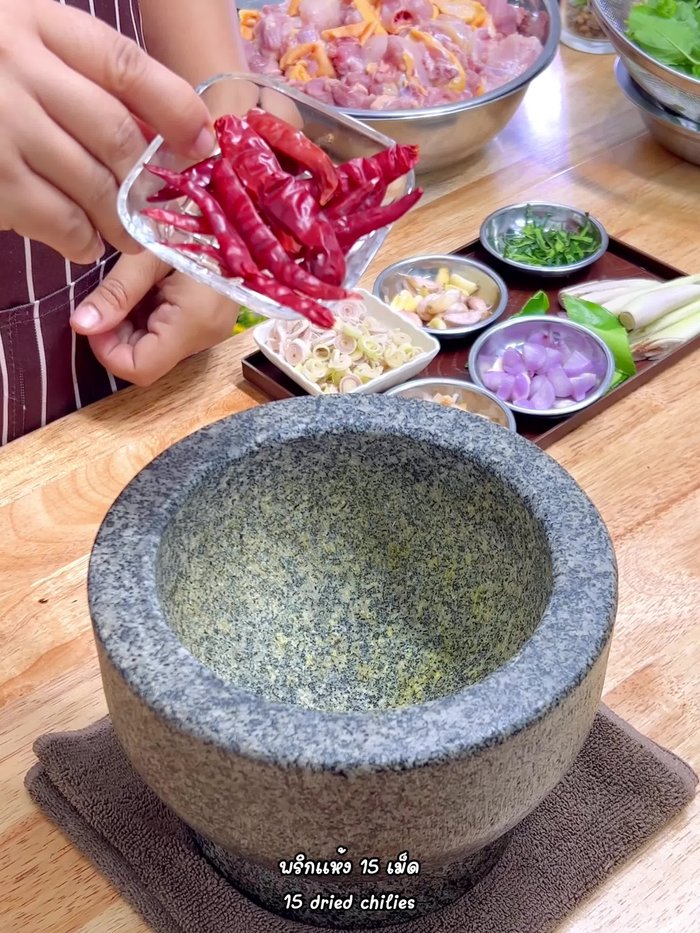 Pound the curry paste: 15 dried chilies and 1 teaspoon of salt until well blended.