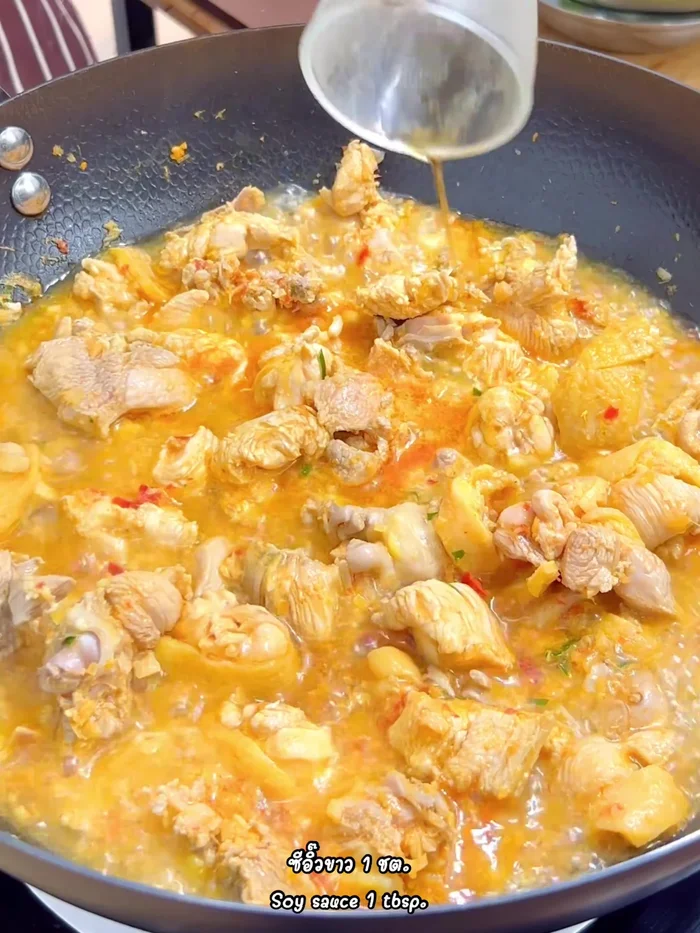 Add 1 1/2 tablespoons fish sauce, 1 tablespoon white vinegar, 1 teaspoon seasoning powder, and 1 teaspoon sugar. Simmer until the water reduces, stirring periodically.