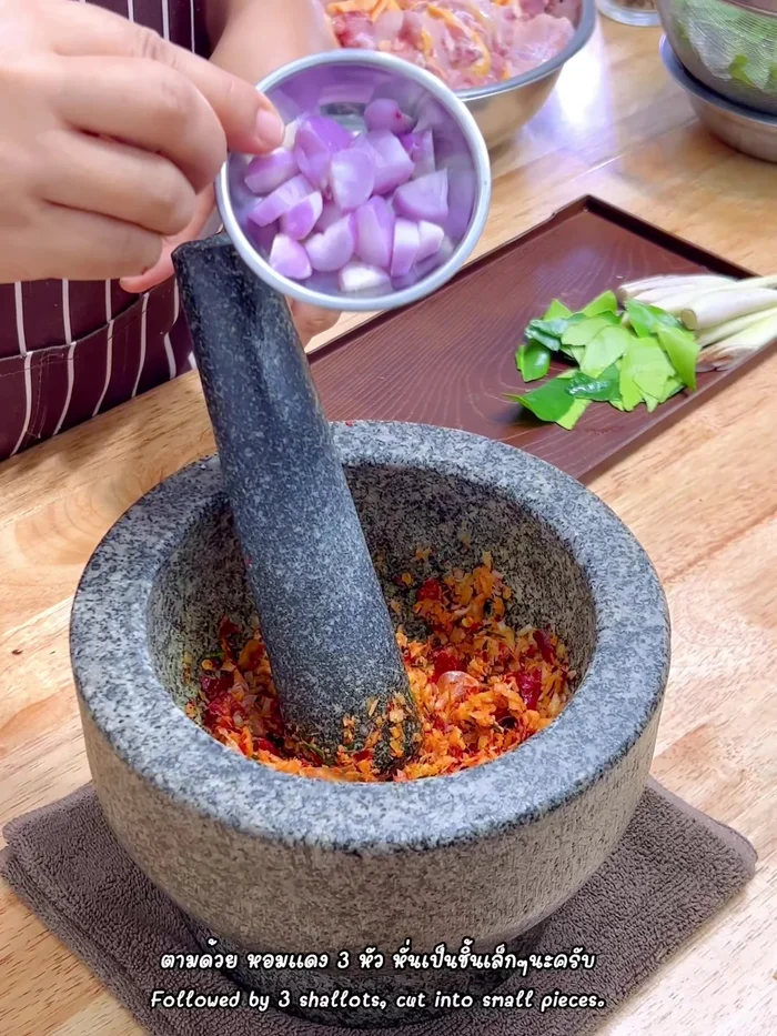 Add 3 shallots, cut into pieces, and pound together.
