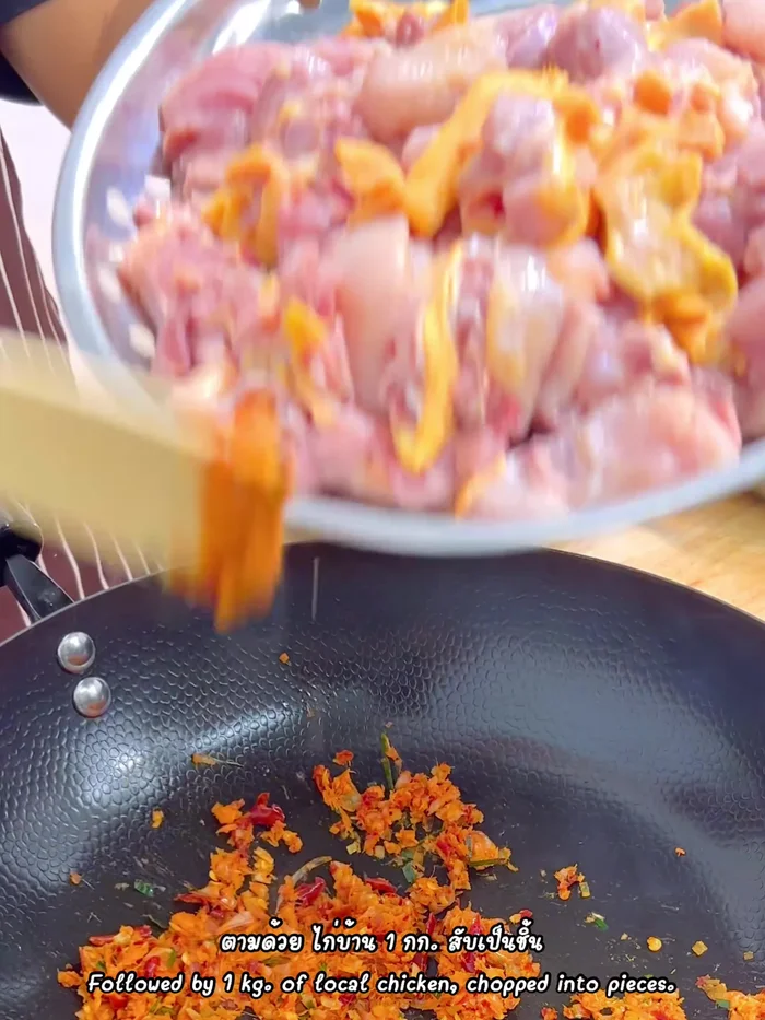 Add 1 kg of chopped chicken and roast until the skin is about 50% cooked.