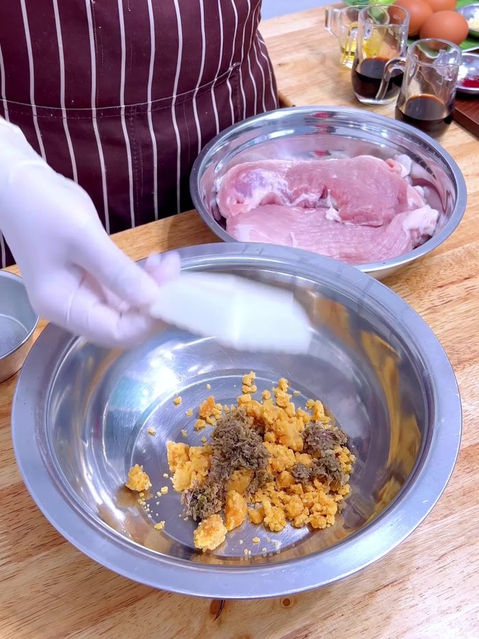 Make the pork marinade sauce: Combine coconut sugar, three-flavored sauce, white sea-water, oyster sauce, orange-red food coloring, black soy sauce, and pork seasoning powder. Mix well.