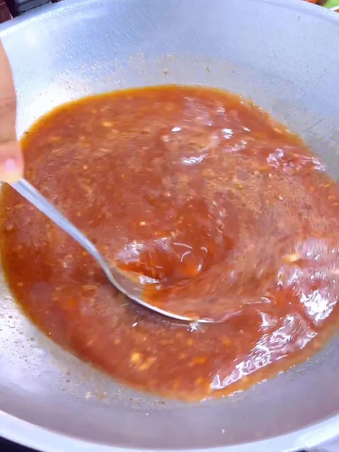 Thicken the sauce: Add a mixture of yam flour and water to thicken the sauce. Stir continuously until thickened. Add crushed roasted white sesame seeds.