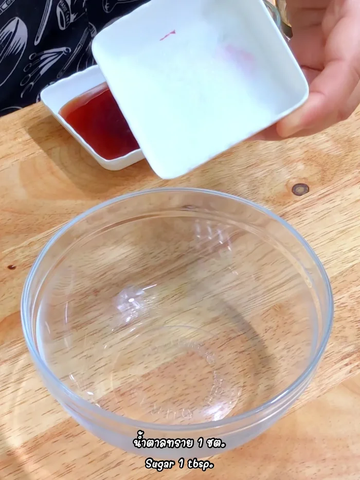 Make the sauce: In a bowl, mix together sugar, mushroom seasoning powder, oyster sauce, white vinegar, and seasoning sauce (147.04).