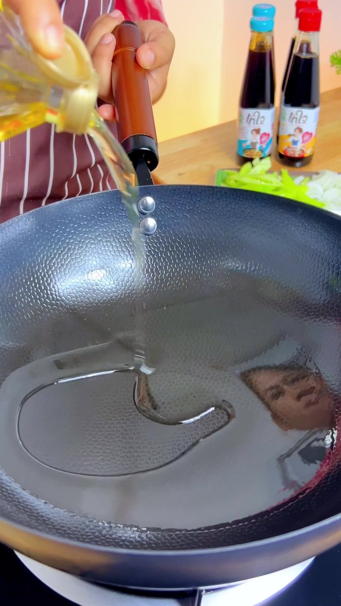 Add a little oil and then stir-fry minced garlic until fragrant.