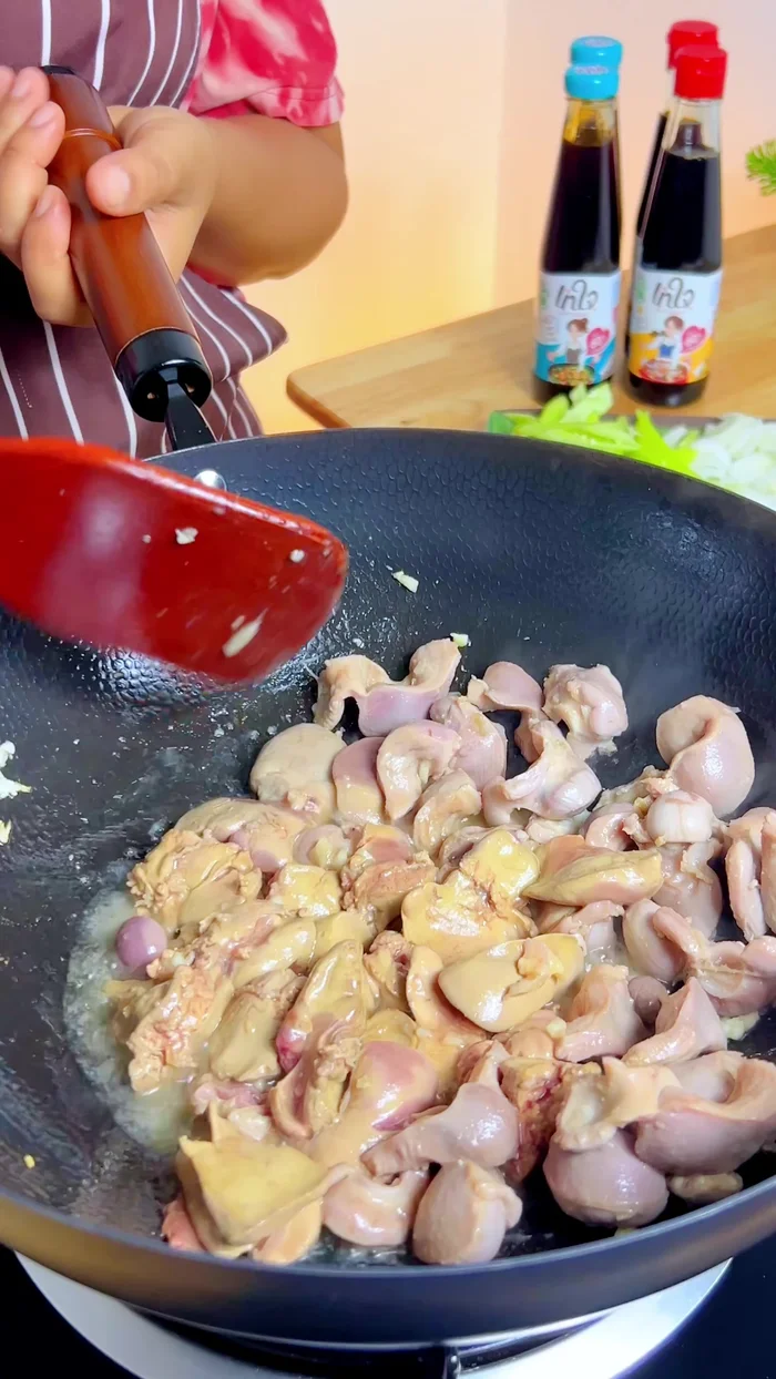 Stir-fry the giblets until well-cooked.