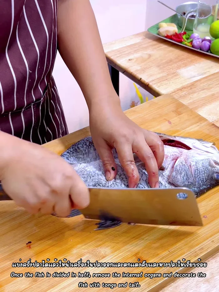 Remove the fish organs and bones. Make sure to remove all bones for easy eating.
