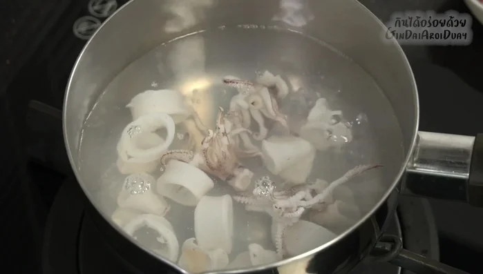 Cook the protein: Boil the squid until cooked. Stir-fry the minced pork until well done.