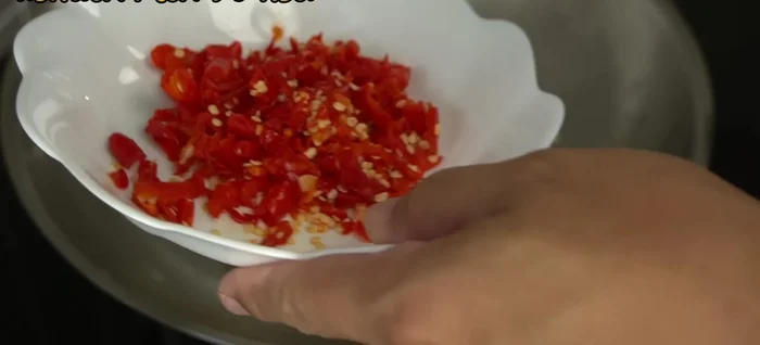 Stir-fry the chili: Use the remaining oil from frying the garlic. Add the chopped chili and stir-fry until fragrant.