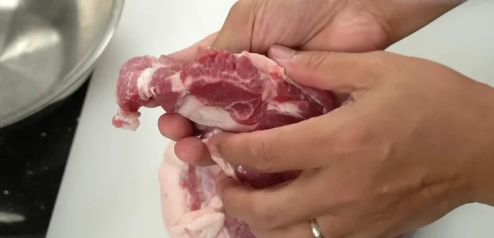 Prepare the pork: Cut the pork neck into 1cm thick slices, then cut into strips.