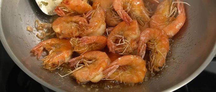 Combine and serve: Add the fried shrimp to the sauce and mix well. Garnish with fried shallots and chili. Serve hot.