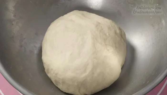 Shape the risen dough into a Christmas tree. Place it on a baking tray lined with baking paper.
