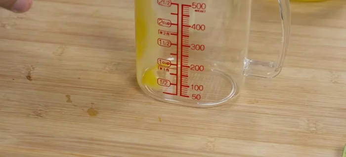 Prepare egg mixture: In a bowl, combine measured eggs, 100ml evaporated milk, and 200ml water.
