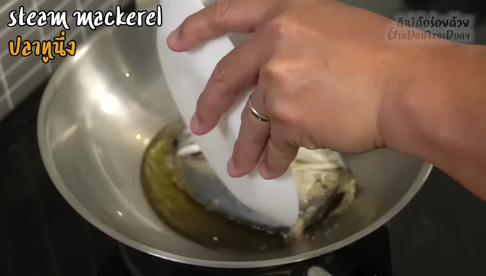 Prepare the mackerel: Fry until golden brown and crispy.