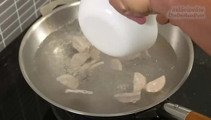 Boil the pork roll and chicken feet.
