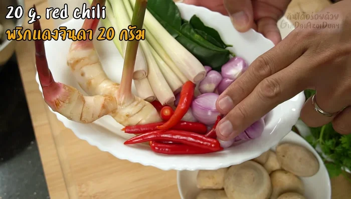 Prepare the mushrooms: Clean and slice straw mushrooms and oyster mushrooms. Cut the stems of the oyster mushrooms into smaller pieces for easier chewing.