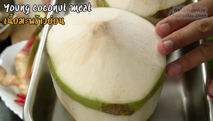 Prepare the aromatics: Gently bruise shallots, lemongrass, and remove the hard stems from kaffir lime leaves, leaving only the leaves.