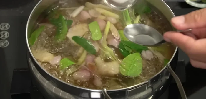 Simmer the soup: Continue simmering until the Tom Yum flavors are released, and the aroma is fragrant.