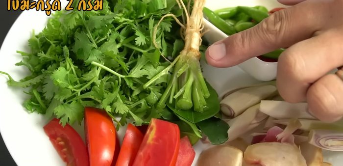 Prepare the omelet ingredients: In a bowl, whisk together eggs, fish sauce, sugar, salt, and plain water until fluffy.