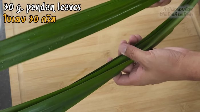 Prepare pandan leaves. Wash and separate a portion for juicing and another for boiling.