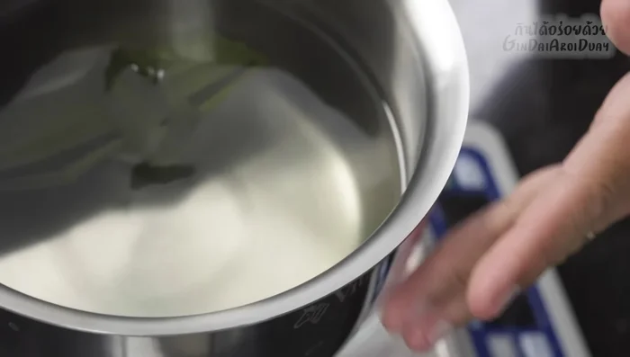 Let the pandan leaf water cool completely.