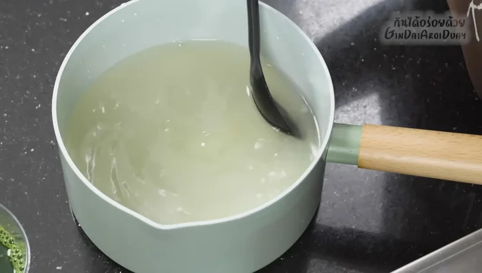 Soak the jelly powder in the cooled pandan leaf water for 5-10 minutes until fully absorbed.