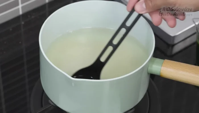 Cook the soaked jelly powder over medium heat until completely dissolved. Add sugar according to your preference and stir well.
