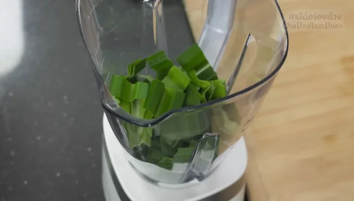 Blend the pandan leaves intended for juicing with a small amount of water until smooth. If you don't have a blender, use a mortar and pestle.