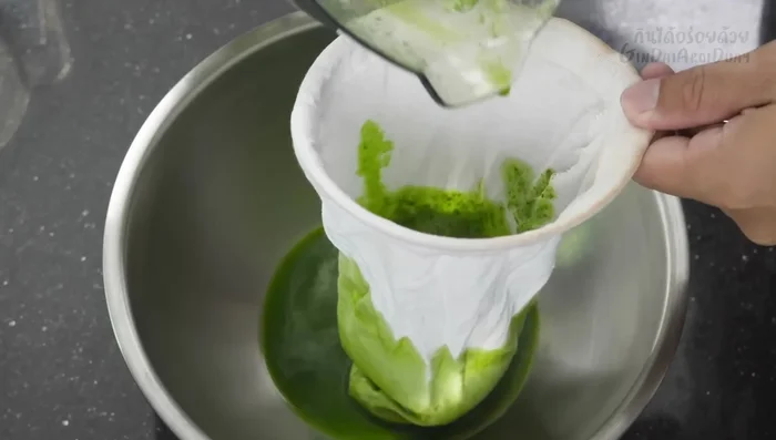Strain the pandan leaf juice using a thin cloth or tea filter.
