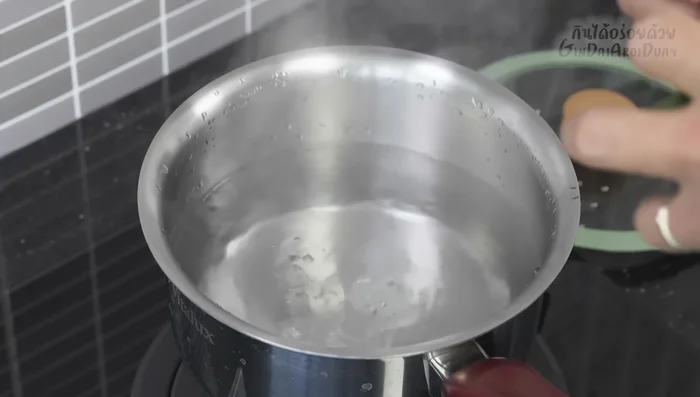 Tie the remaining pandan leaves and boil them in hot water for 5-10 minutes until fragrant. This creates pandan leaf water.