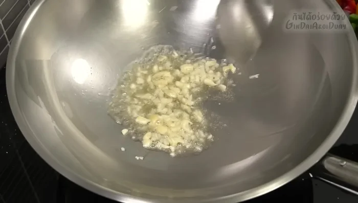 Prepare the sauce: In a separate pan, heat a little oil and sauté garlic until fragrant. Add chili paste, soy sauce, oyster sauce, salt, and sugar. Stir until the sugar dissolves.