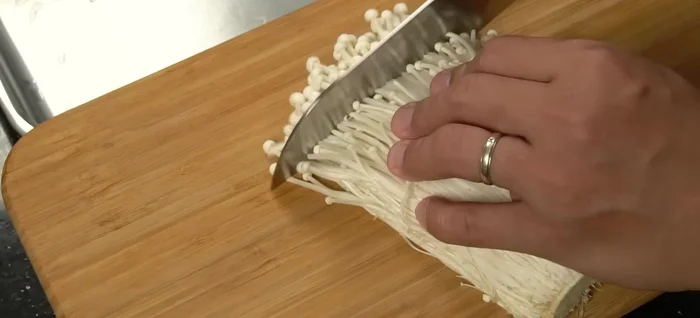 Clean the golden needle mushrooms and cut them into 1-2 cm pieces.