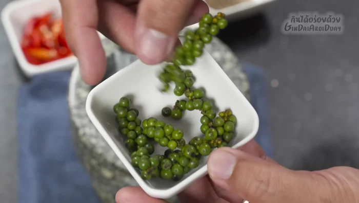 Prepare the young peppercorns: Wash and cut into pieces.
