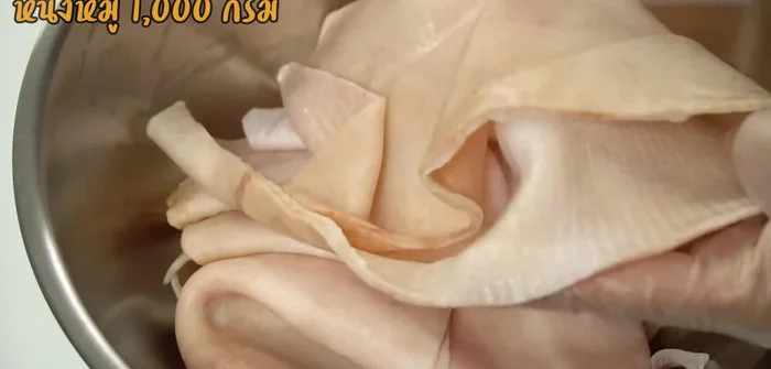 Clean and wash the pig skin thoroughly. Remove any remaining hair using a shaving razor or a gas gun.