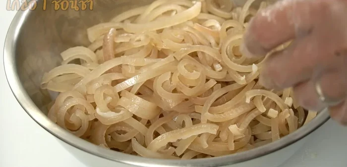 Season the pig skin with salt (or seasoning powder) to your liking.