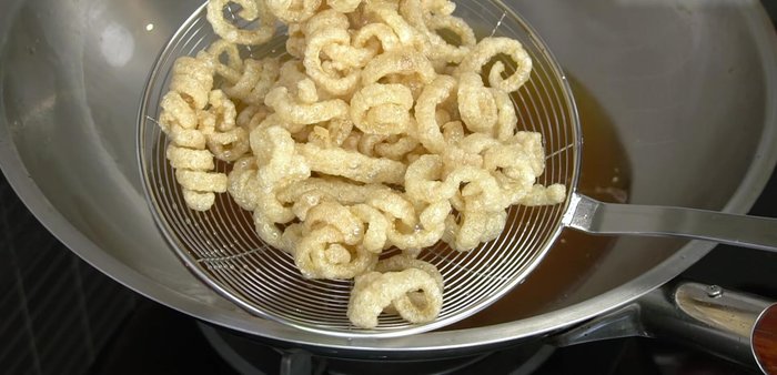 Remove the crispy pork rinds from the oil and let them cool.