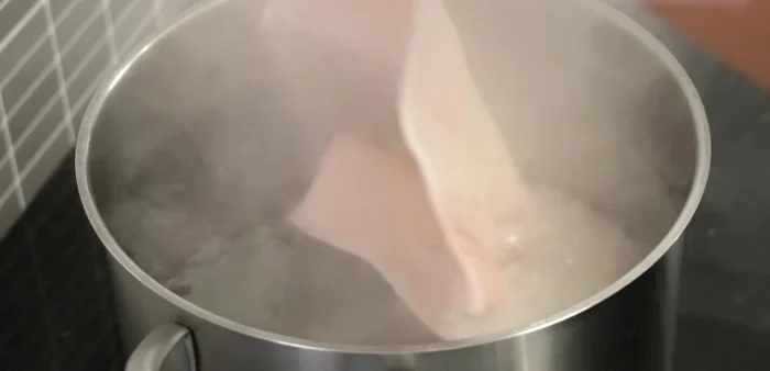Boil the pig skin in plain water (or salted water) over medium heat for 15-20 minutes, or until cooked through. Ensure the skin is fully submerged in water.