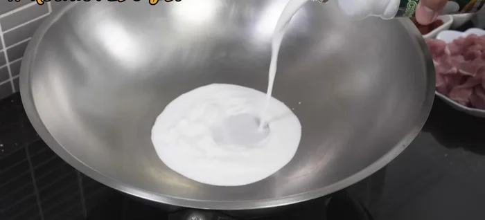 In a pan, stir-fry Amphawa coconut milk over medium heat until it thickens and oil separates.