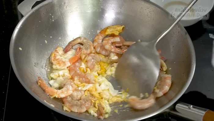 Add fragrant flowers and stir-fry.