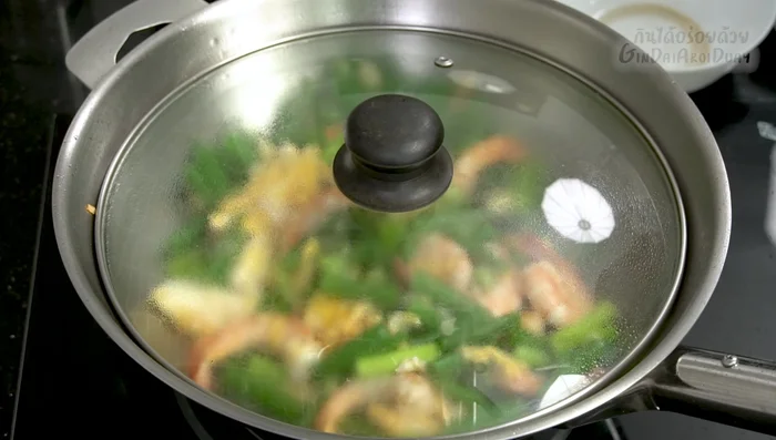 Cover the pan and let it steam to keep the fragrant flowers green and fresh.