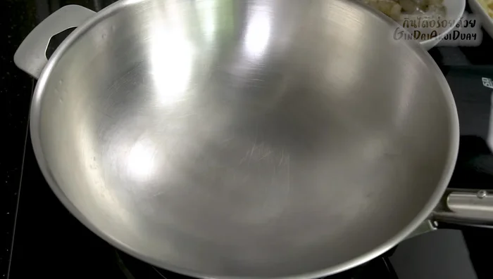 Turn on the stove and heat a pan with oil. Add garlic and fry until fragrant.