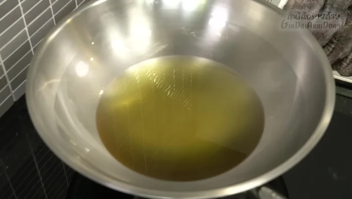 Heat a pan with oil until very hot. Carefully add the gourami, avoiding oil splattering. (112.92)