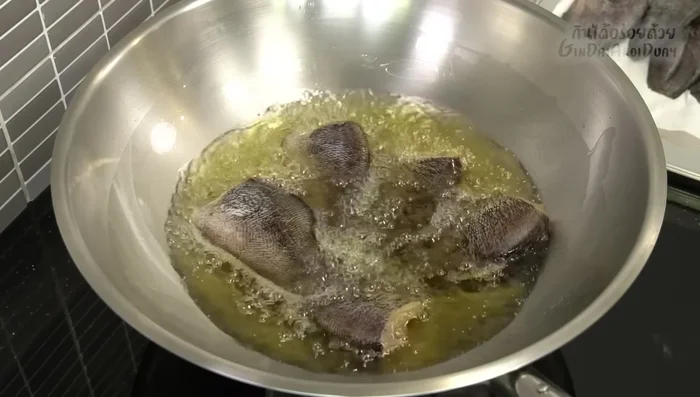 Fry the gourami until lightly golden, flipping once it starts to turn yellow. Avoid stirring too frequently. (127.32)