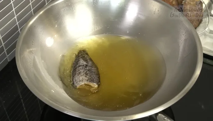 Remove the gourami and set aside to drain oil. (194.4)