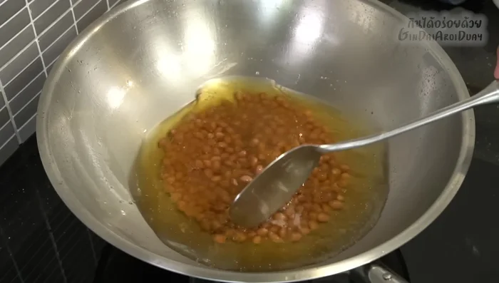 Fry the peanuts in not-too-hot oil until cooked through. (220.68)