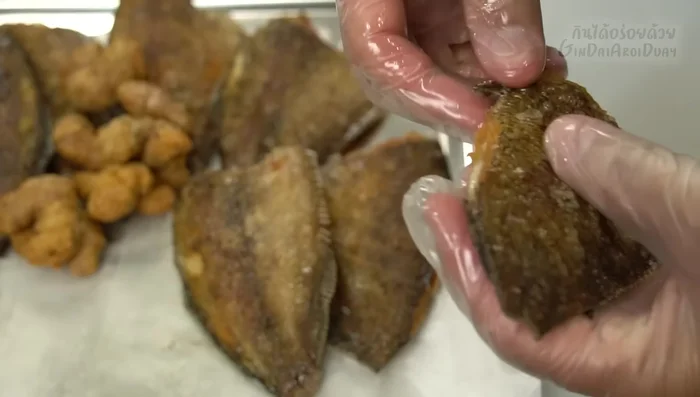 Separate the gourami meat from the bones. Fry the meat again until crispy. (247.92)