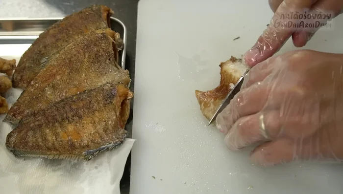 Cut the gourami meat into bite-sized pieces. (294.12)