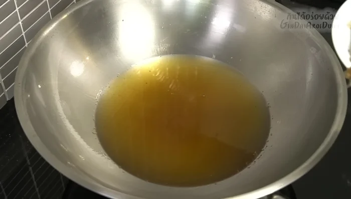 Heat the pan with oil again, fry the gourami meat until crispy and golden brown. (318.3)